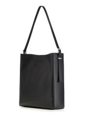 Czarna skórzana torebka shopper TORES-1436-99(Z26) - widok produktu po skosie, na białym tle.