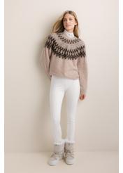 Sweter damski w kolorze chłodnego beżu z wełną SWEDT-0284-1J(Z26), widok produktu od przodu na modelce. Widoczna cała sylwetka.