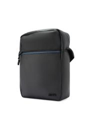 Czarna torba męska crossbody TORMN-0395-9J(W26) - widok produktu po skosie, na białym tle. 