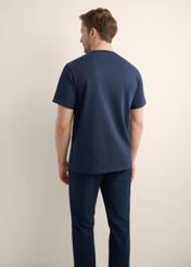 Granatowy bawełniany T-shirt męski z nadrukiem TSHMT-0152-7E(Z26), widok produktu z tyłu na modelu. Widoczna połowa sylwetki.