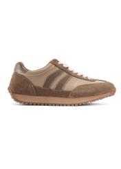 Jasnobrązowe skórzane buty sportowe BUTYM-0527-1K(W26), widok produktu z boku na białym tle.