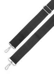 Czarna torba podróżna TORMN-0382-99(Z25), zbliżenie na pasek produktu, widok produktu na białym tle.