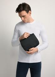 Kosmetyczka męska w kolorze czarnym TORMN-0370-99(Z25) - widok produktu z przodu, trzymanego przez modela w ręku, na jasnym tle. Widoczna połowa sylwetki. 