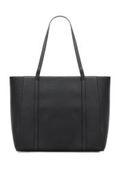 Czarna torebka shopper z monogramem TOREC-1160-9P(W26) - widok produktu z tyłu, na białym tle.