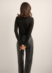 Czarny prążkowany longsleeve damski LSLDT-0058-99(Z26), widok produktu z tyłu na modelce. Widoczna połowa sylwetki.