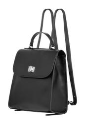 Czarny elegancki plecak damski TOREC-1281-99(Z26) - widok produktu po skosie, na białym tle.