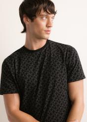 Bawełniany T-shirt męski w monogram TSHMT-0163-99(Z26), zbliżenie na produkt na sylwetce modela.
