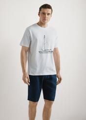 Biały T-shirt męski z nadrukiem TSHMT-0145-0A(W26), widok produktu z przodu na modelu. Widoczna połowa sylwetki.