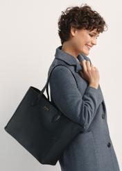 Czarna skórzana torebka shopper damska TORES-0971F-99(W26), widok produktu od przodu na modelce, widoczna połowa sylwetki.