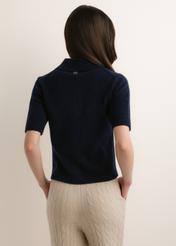 Ciemnogranatowy wełniany sweter damski BLUDT-0222-7E(Z26), widok produktu z tyłu na modelce. Widoczna połowa sylwetki.