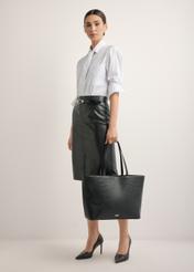 Torebka shopper z tłoczeniem wężowym TOREC-1242-9H(Z26), widok z przodu na modelce. Widoczna cała sylwetka. 