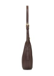 Brązowa mała torebka hobo TOREC-1136-1H(W26) - widok produktu z boku, na białym tle. 
