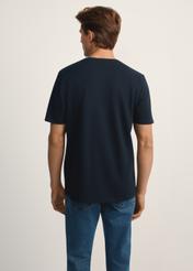 Granatowy bawełniany t-shirt męski TSHMT-0129-68(Z25), widok produktu od tyłu na modelu, widoczna połowa sylwetki.