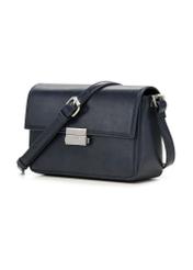 Elegancka granatowa torebka damska TOREC-1251-7E(Z26) - widok produktu po skosie, na białym tle.