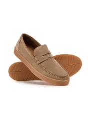 Skórzane mokasyny męskie w kolorze chłodnego beżu BUTYM-0498-1K(W26), widok produktu skosem na białym tle.