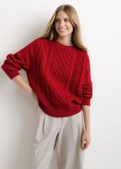 Ciemnoczerwony sweter damski SWEDT-0277-4C(Z26), widok produktu od przodu na modelce. Widoczna połowa sylwetki.