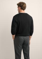 Czarny sweter męski z logo SWEMT-0159A-99(Z26), widok produktu z tyłu na modelu. Widoczna połowa sylwetki.