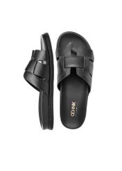 Czarne skórzane klapki damskie BUTYD-1163-99(W25), widok produktu od góry na białym tle.