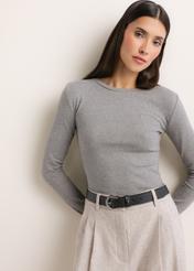 Szary bawełniany longsleeve damski LSLDT-0061-9B(Z26), widok produktu od przodu na modelce. Widoczna połowa sylwetki.