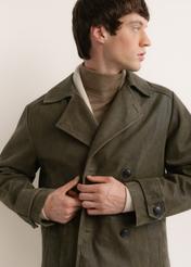 Skórzany płaszcz męski w kolorze khaki KURMS-0409A-8D(Z26), widok produktu z przodu na modelu. Widoczna połowa sylwetki.