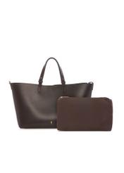 Brązowa damska torebka shopper TOREC-1240-1H(W26),  widok produktu razem z kosmetyczką na białym tle.