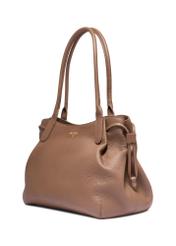 Skórzana torebka shopper w kolorze ciemnego beżu TORES-1360-1K(Z26) - widok produktu po skosie, na białym tle. 