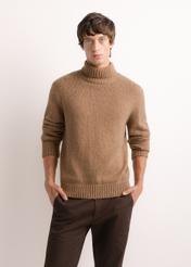 Męski sweter z golfem w kolorze camelowym SWEMT-0209-1D(Z26), widok produktu od przodu na modelu. Widoczna połowa sylwetki.