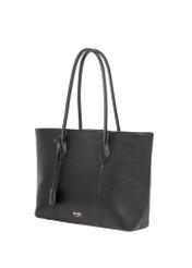 Czarna shopperka damska TOREC-1241-9I(Z26) - widok produktu po skosie, na białym tle.