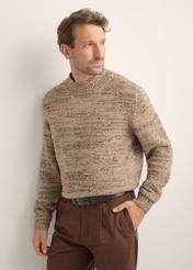 Brązowy sweter męski SWEMT-0194-1K(Z26), widok produktu skosem na modelu. Widoczna połowa sylwetki.