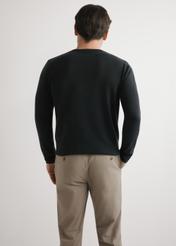 Bawełniany sweter męski w kolorze czarnym SWEMT-0100-99(W25), widok produktu z tyłu na modelu. Widoczna połowa sylwetki.