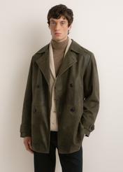 Skórzany płaszcz męski w kolorze khaki KURMS-0409A-8D(Z26), widok produktu z przodu na modelu. Widoczna połowa sylwetki.