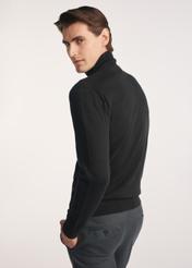 Czarny sweter męski z golfem SWEMT-0095B-99(Z25), produkt widoczny od tyłu na modelu, widoczne pół sylwetki.