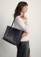 Torebka damska typu tote bag TOREC-0845A-99(Z25), widok produktu od przodu na modelce, widoczna połowa sylwetki.