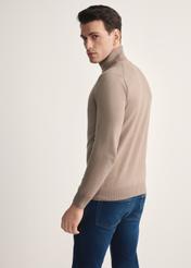 Camelowy sweter męski z golfem SWEMT-0095B-24(Z25), widok produktu od tyłu na modelu, widoczna połowa sylwetki.