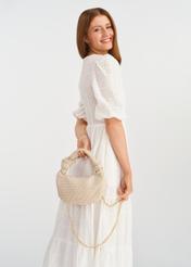 Pleciona torebka kremowa w stylu hobo TOREC-1007-12(W25) - widok przodu na modelce na białym tle. Widoczna sylwetka. 