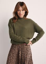 Klasyczny sweter damski khaki SWEDT-0186A-55(Z25), produkt widoczny z przodu na modelce, widoczne pół sylwetki.