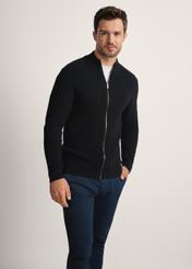 Czarny sweter męski z suwakiem SWEMT-0176-99(Z25), widok produktu z przodu na modelu. Widoczna połowa sylwetki.