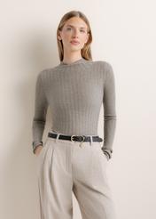 Jasnoszary sweter damski z domieszką kaszmiru SWEDT-0288-9B(Z26), widok produktu od przodu na modelce. Widoczna połowa sylwetki.