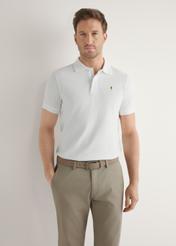Kremowa koszulka polo z bawełny POLMT-0086-0B(W26), widok produkt z przodu na modelu. Widoczna połowa sylwetki.