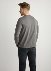Szary longsleeve męski LSLMT-0012-9D(W26), widok produktu z tyłu na modelu. Widoczna połowa sylwetki.