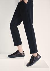 Skórzane buty damskie w kolorze bordowym BUTYD-1188-09(Z25), widok produktu na stopach modelki na jasnym tle.