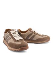 Jasnobrązowe skórzane buty sportowe BUTYM-0527-1K(W26), widok produktu skosem na białym tle.