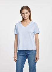 Błękitny t-shirt damski basic TSHDT-0120-60(W25), zdjęcie przodu na modelce na białym tle. Widoczna połowa sylwetki.