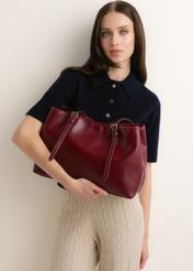 Bordowa duża torebka shopper TOREC-1381-4C(Z26), widok produktu w dłoniach modelki na jasnym tle.