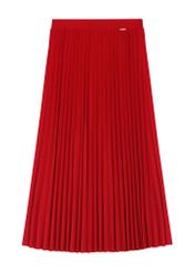 Czerwona plisowana spódnica midi SPCDT-0096-4B(W26), widok produktu z przodu na białym tle.