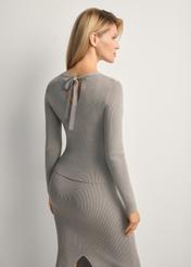Srebrna prążkowana bluzka damska LSLDT-0050-91(Z25), widok produktu z tyłu na modelce. Widoczna połowa sylwetki.