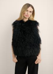 Czarna kamizelka damska KAMDF-0061-99(Z26) - widok produktu z przodu, na modelce, na jasnym tle. Widoczna sylwetka do kolan. 