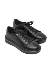 Skórzane buty damskie w kolorze czarnym BUTYD-1284-9I(Z26), widok produktu skosem na białym tle.
