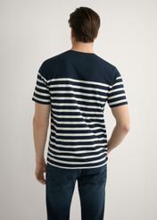 T-shirt granatowy męski w paski TSHMT-0139-7E(W26), widok produktu od tyłu na modelu, widoczna połowa sylwetki.