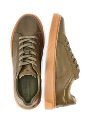 Skórzane sneakersy męskie khaki BUTYM-0486-8D(W26), widok produktu z góry na białym tle.